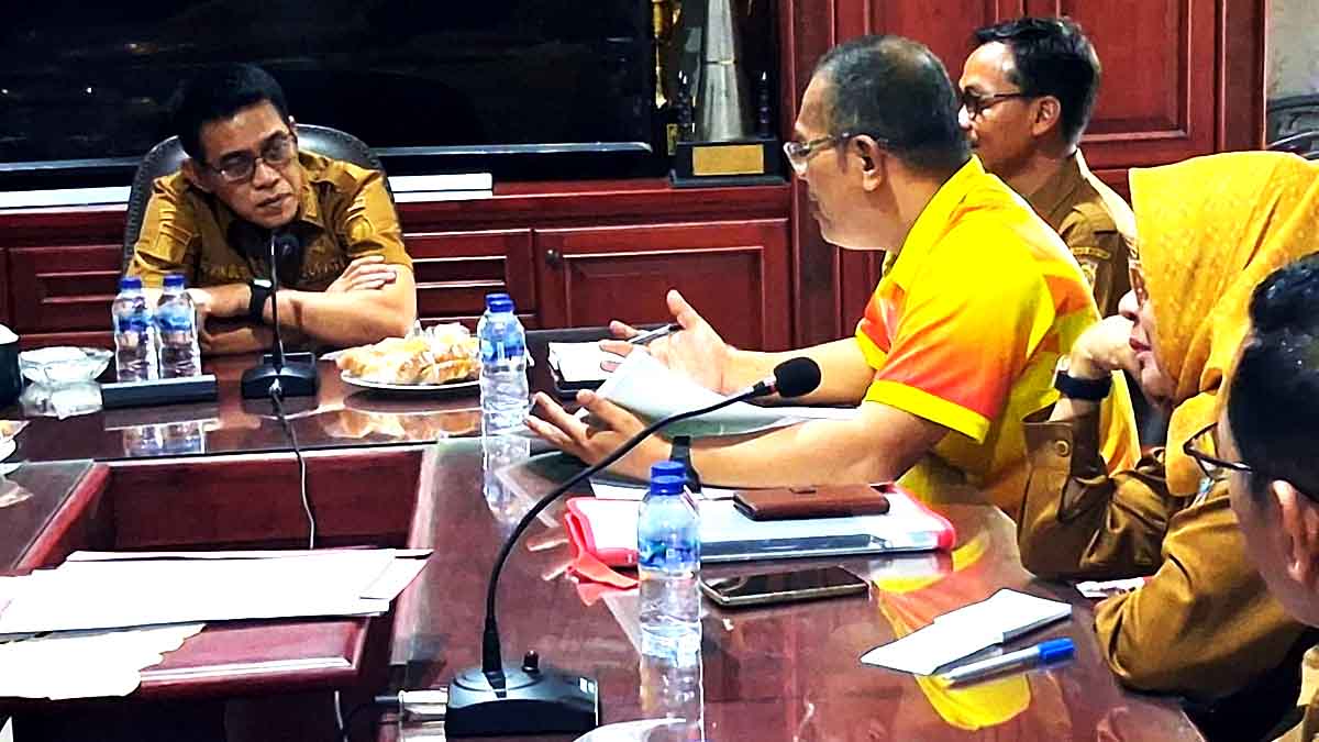 Bupati Parigi Moutong, H. Erwin Burase (kiri), memimpin rapat koordinasi persiapan kunjungan delegasi Kementerian UMKM dan Badan Bank Tanah di ruang rapat Bupati, Selasa (16/10/2025). Rapat diikuti sejumlah kepala OPD dan perwakilan instansi teknis Pemkab Parimo. Foto: Diskominfo Parigi Moutong