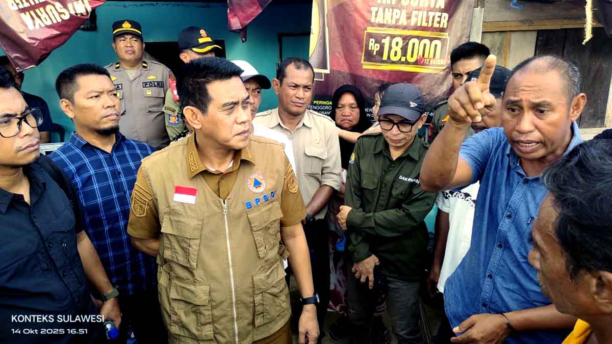 Bupati Parigi Moutong Erwin Burase (berbaju coklat) bersama Sekcam Parigi Barat Jalaludin (berkemeja biru, menunjuk tangan) saat berdialog tegang dengan warga Desa Air Panas terkait aktivitas tambang emas Kayuboko, Selasa (14/10/2025). Foto: Tommy Noho