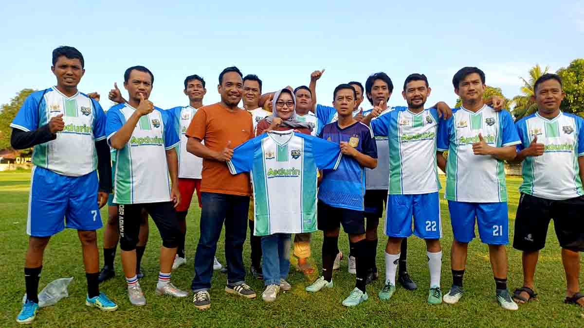Ketua Apdurin Parimo, Hengki Idrus (berbaju oranye), bersama Ketua Kadin Parimo, Faradiba Zaenong (berhijab), menyerahkan jersey kepada tim Jurnalis Parimo FC di Lapangan Parigi, Rabu (16/10/2025). Penyerahan ini menjadi simbol dukungan pengusaha lokal terhadap semangat kebersamaan para jurnalis di Parigi Moutong. Foto: Ccp
