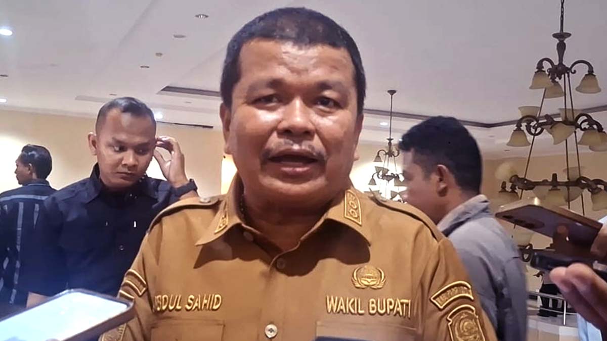Wakil Bupati Parigi Moutong, H. Abdul Sahid, memberikan keterangan kepada sejumlah wartawan usai memimpin rapat pembahasan tambang emas ilegal di ruang Bupati, Senin (20/10/2025). Foto: Ist