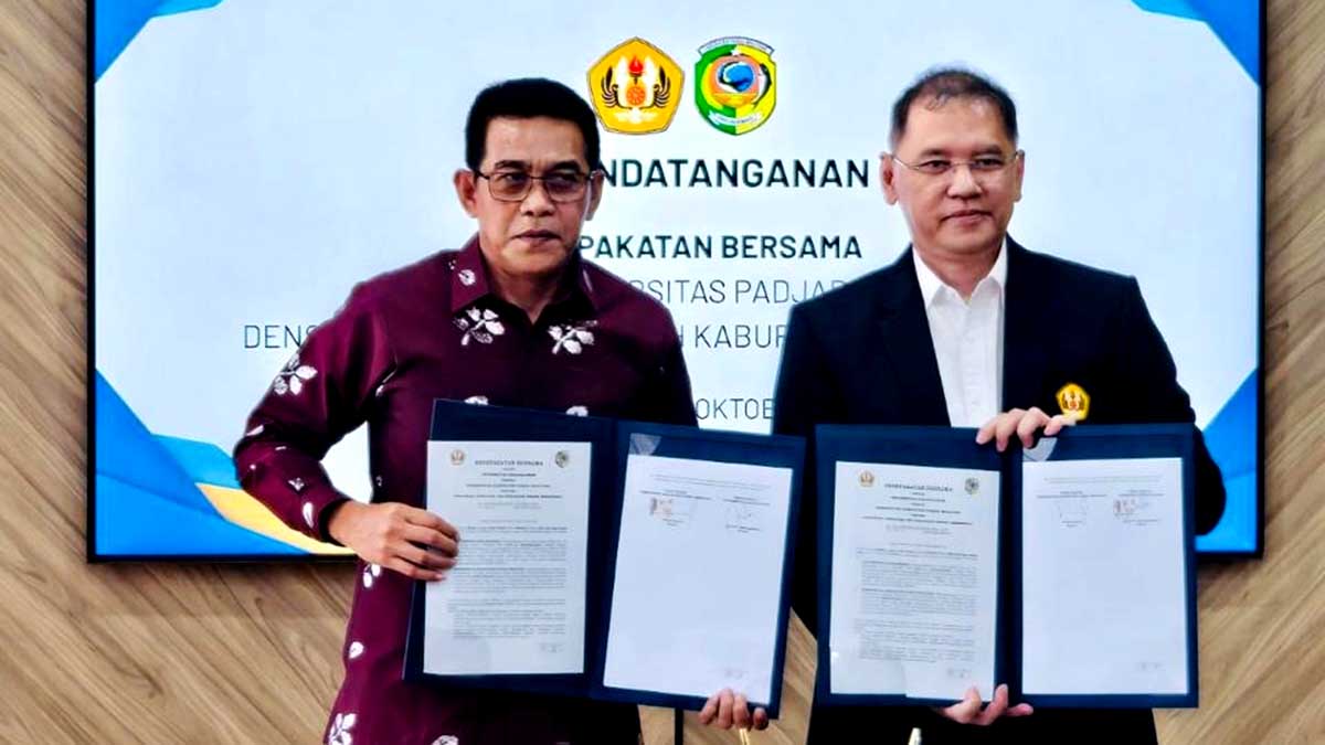 Bupati Parigi Moutong Erwin Burase bersama Rektor Universitas Padjadjaran Prof. Arief Sjamsulaksan Kartasasmita menandatangani Nota Kesepahaman (MoU) di Aula Utama Unpad Bandung, Senin (20/10/2025), sebagai langkah awal kolaborasi riset dan pengelolaan sumber daya alam berkelanjutan. Foto: Prokopim Setda Parimo