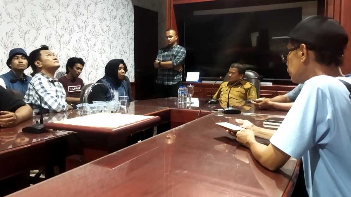 Wakil Bupati Parigi Moutong, H. Abdul Sahid (berpakaian dinas cokelat), berdialog dengan sejumlah jurnalis dari berbagai media di ruang rapat bupati, Selasa (21/10/2025). Pertemuan ini digelar untuk menyampaikan permohonan maaf atas insiden pengusiran wartawan saat peliputan rapat pembahasan tambang ilegal sehari sebelumnya. Foto: Ist