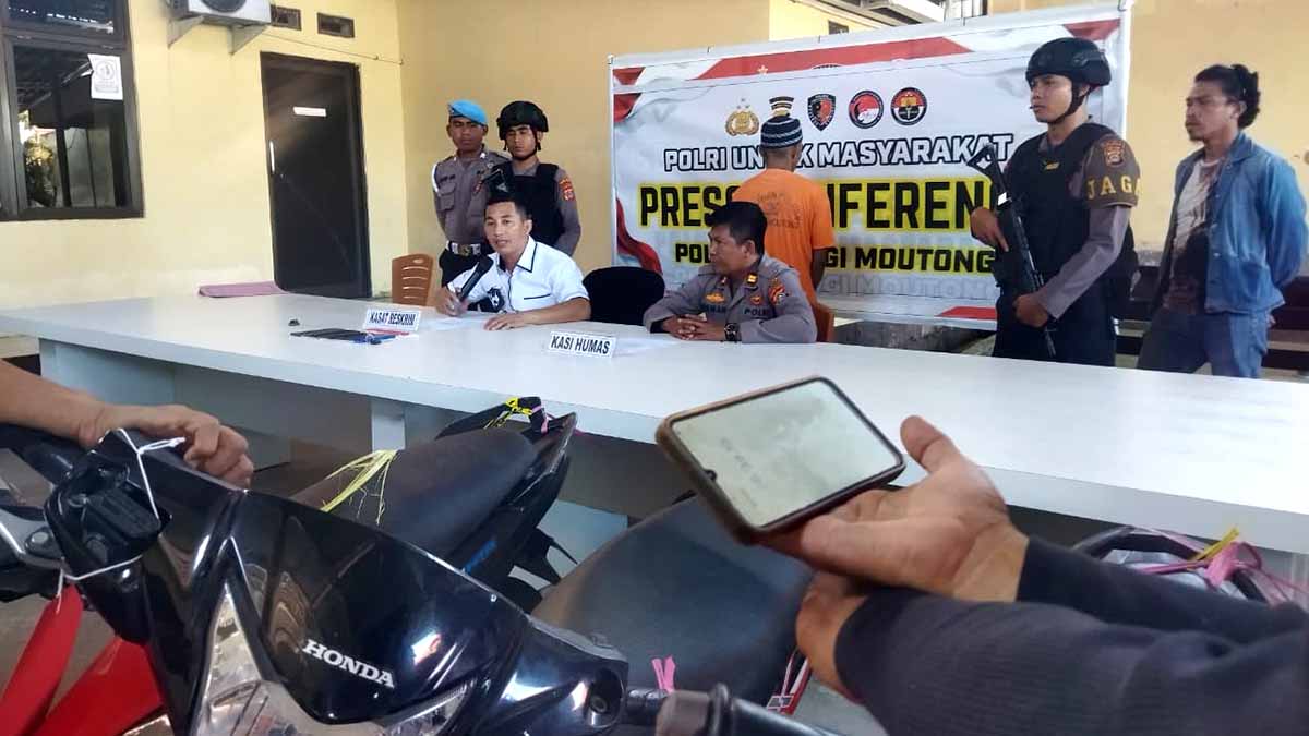 Kasat Reskrim Polres Parigi Moutong, Iptu Agus Salim, menunjukkan barang bukti hasil kejahatan pelaku pencurian di area SPBU Toboli, Parigi Utara. Foto: Aid Lumpati