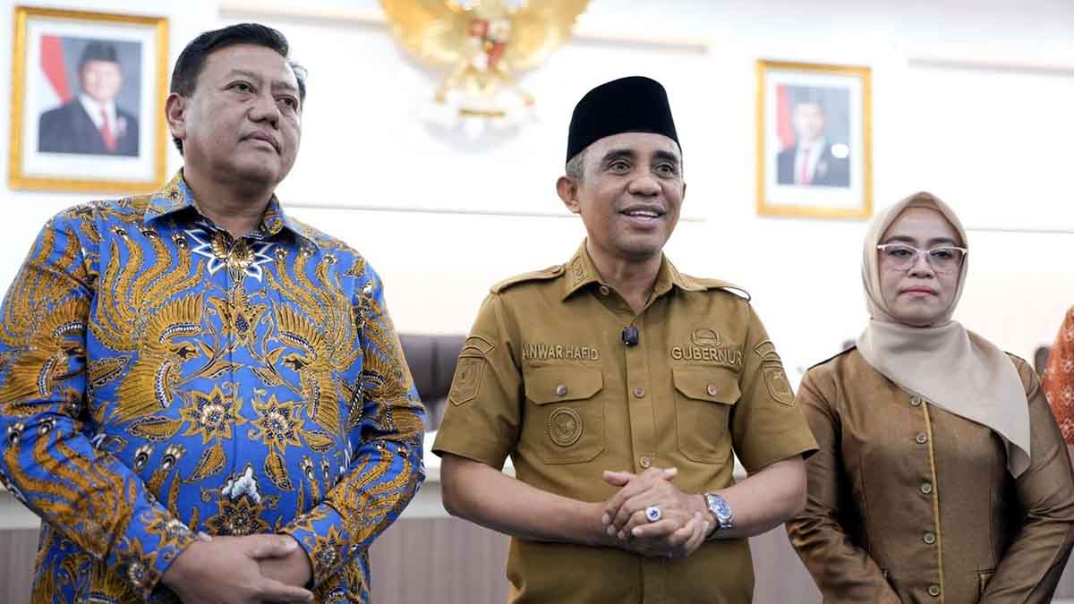 Gubernur Sulawesi Tengah Anwar Hafid (tengah) berbincang usai penandatanganan nota kesepahaman (MoU) antara Pemerintah Provinsi Sulawesi Tengah dan PT Telkom Satelit Indonesia (Telkomsat) tentang pengembangan transformasi digital di Sulteng, di Ruang Rapat Polibu, Kantor Gubernur Sulteng, Selasa (21/10/2025). Foto: Ist