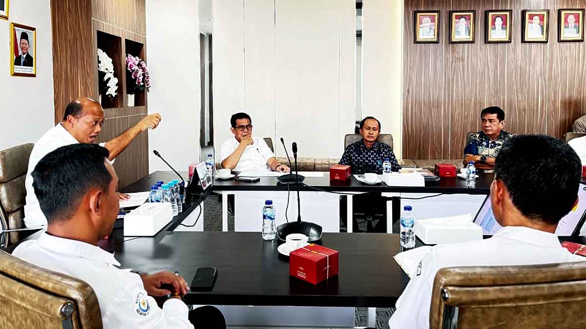 Bupati Parigi Moutong Erwin Burase didampingi jajaran Pemkab saat audiensi dengan Direktorat Jenderal Perikanan Budidaya KKP di Jakarta, membahas pengembangan kawasan tambak udang vaname berorientasi ekspor, Selasa (21/10/2025). (Foto: Prokopim Setda Parigi Moutong)