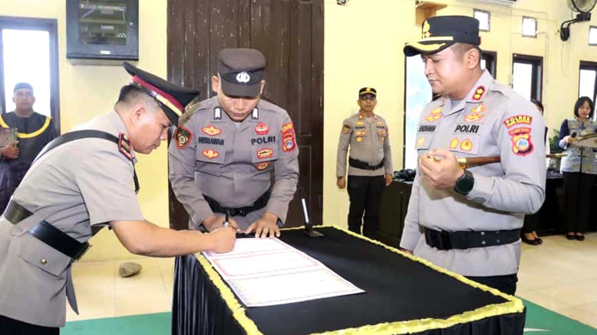 Kapolres Parimo AKBP Dr. Hendrawan A.N., S.I.K., M.H. menyaksikan penandatanganan berita acara serah terima jabatan Kapolsek Tomini dari AKP Ahzam kepada IPTU Sumarlin, S.H., di Aula Pesat Gatra Polres Parimo, Jumat (24/10/2025). Foto: Humas Polres Parimo