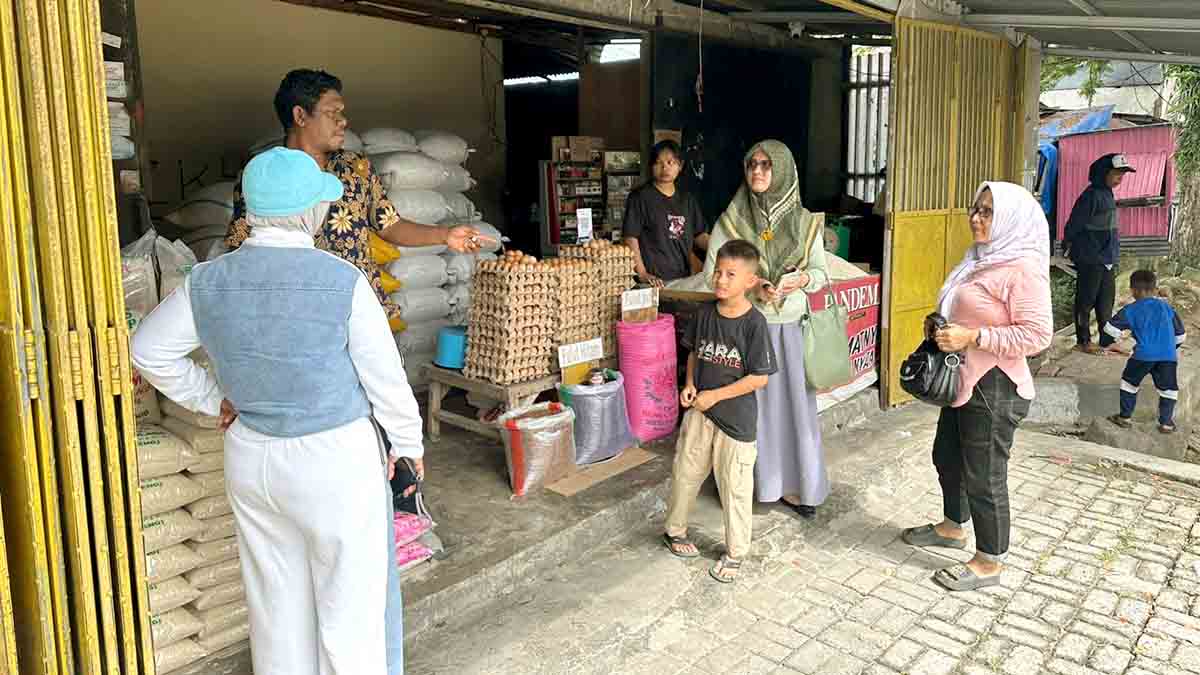 Petugas gabungan Polres Parimo dan Dinas Ketahanan Pangan bersama pedagang saat melakukan pengecekan harga dan stok beras di Pasar Sentral Parigi, Kabupaten Parimo, Jumat (24/10/2025). Foto: Humas Polres Parimo