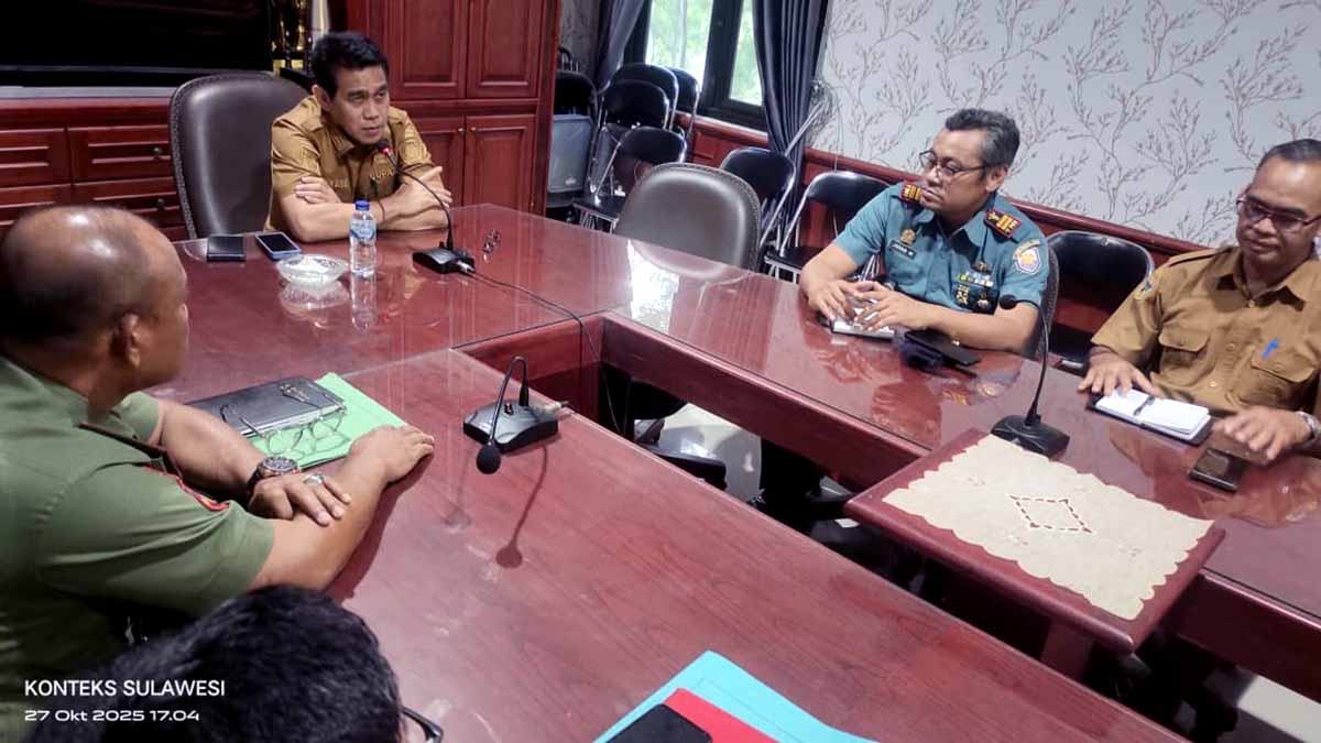 Bupati Parigi Moutong, Erwin Burase (kedua kiri), memimpin rapat koordinasi bersama Satuan Tugas Ilegal Fishing dan Ilegal Mining di ruang rapat Bupati Parimo, Senin (27/10/2025). Rapat membahas langkah penertiban aktivitas pertambangan tanpa izin (PETI) dan penangkapan ikan ilegal di wilayah Parimo. Foto: Konteks Sulawesi