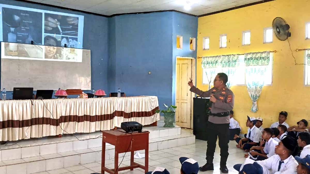 Kapolsek Tomini IPTU Sumarlin, S.H., memberikan penyuluhan tentang bahaya penyalahgunaan narkoba kepada pelajar SMP Negeri 1 Tomini dalam rangka peringatan Hari Sumpah Pemuda ke-97, Selasa (28/10/2025). Foto: Humas Polres Parimo