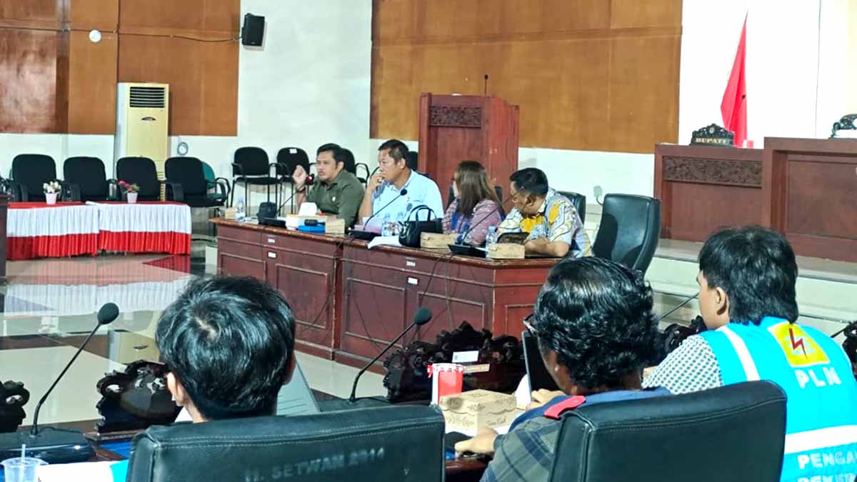 Keterangan Foto: Suasana Rapat Dengar Pendapat (RDP) Panitia Kerja (Panja) Packing House DPRD Parigi Moutong bersama pihak PLN ULP Parigi, Pemerintah Desa Olaya, dan perwakilan perusahaan PT. Bintang Mas Putri di ruang Paripurna DPRD Parigi Moutong, Rabu (29/10/2025). Rapat membahas permintaan kebijakan keringanan atas denda Rp700 juta yang dijatuhkan kepada perusahaan pengolah durian tersebut. (Foto: Dok. KONTEKS Sulawesi)