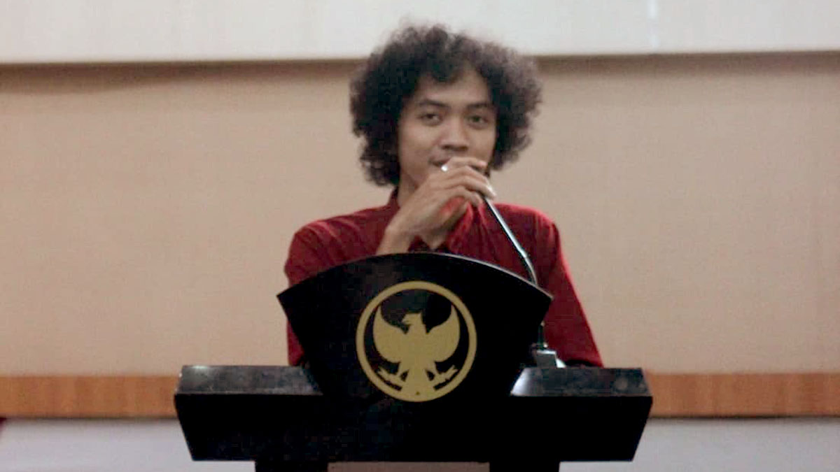 (Foto: Dok. Istimewa) Keterangan foto: Seorang mahasiswa asal Parigi Moutong saat menyampaikan orasi kritik terkait polemik 53 titik tambang rakyat dalam sebuah forum di Gorontalo, Kamis (30/10/2025). (Foto: Dok. Istimewa)