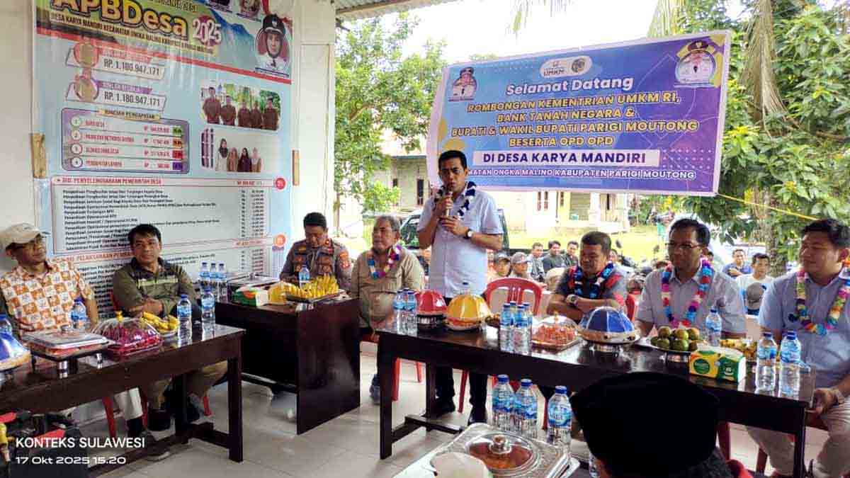 Bupati Parigi Moutong, Erwin Burase, memberikan sambutan saat menerima kunjungan rombongan Kementerian UMKM RI dan Badan Bank Tanah di Desa Karya Mandiri, Kecamatan Ongka Malino, Jumat (17/10/2025). Kunjungan ini membahas program pengelolaan lahan masyarakat dan rencana kolaborasi dengan pemerintah daerah. Foto: KONTEKS SULAWESI