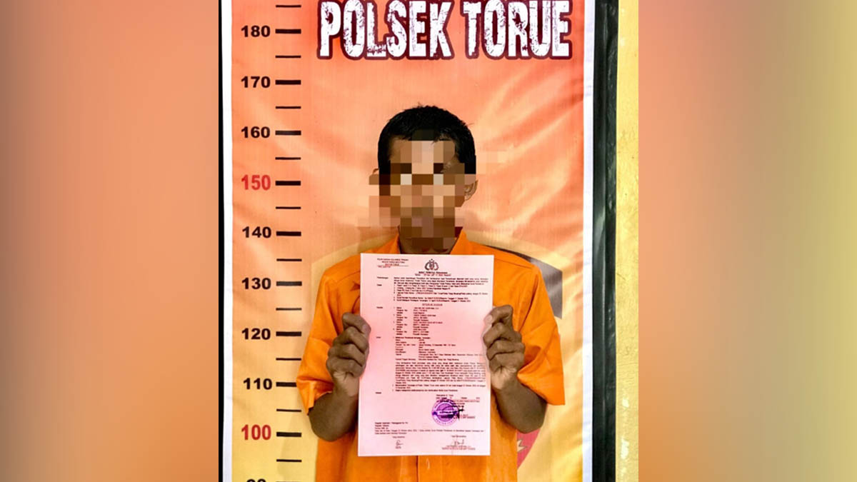 Seorang pria berinisial DE (34), pelaku pencurian uang di Pasar Tolai, saat diamankan di Mapolsek Torue, Kabupaten Parigi Moutong, Rabu malam (23/10/2025). — (Foto: Humas Polsek Torue)