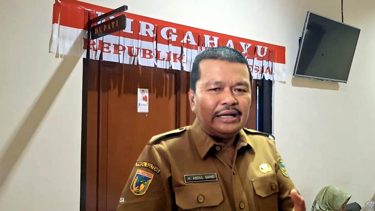 Wakil Bupati Parigi Moutong, Abdul Sahid (tengah) saat memimpin rapat pembahasan tambang ilegal (PETI) di ruang rapat Bupati Parimo, Senin (20/10/2025). Wartawan diminta keluar sebelum rapat dimulai. (Foto: Ist)