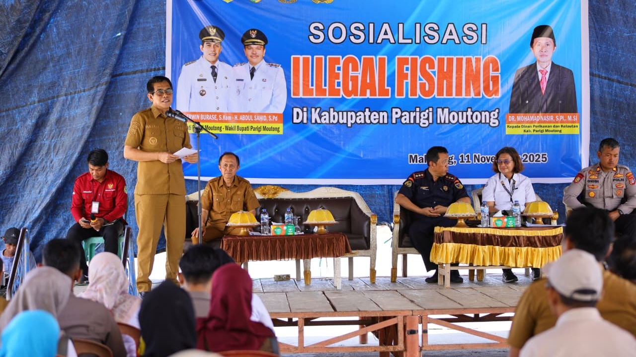 Keterangan Foto: Bupati Parigi Moutong Erwin Burase membuka Sosialisasi Illegal Fishing di Pantai Wisata Mutiara Karang Indah, Desa Malalan, Kecamatan Mepanga, Selasa (11/11/2025). Sosialisasi dihadiri tim Kementerian KKP, pejabat DKP Provinsi, Forkopimcam, serta kelompok nelayan pesisir. Foto: Arcki