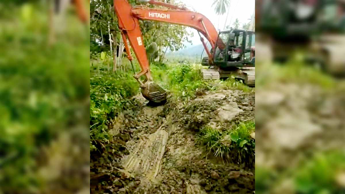 Keterangan Foto: Sebuah ekskavator membersihkan dan menggali endapan lumpur pada saluran irigasi di Desa Lobu, Kecamatan Moutong, Parigi Moutong. Normalisasi dilakukan untuk memastikan aliran air kembali lancar menjelang musim tanam padi. Foto: Ist.