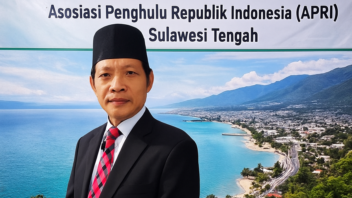 Keterangan Foto: Dr. Basrin Ombo, S.Ag., M.Hi., Pengurus APRI Cabang Poso, berpose di depan backdrop bertuliskan “Asosiasi Penghulu Republik Indonesia (APRI) Sulawesi Tengah)” sebagai simbol komitmen memperkuat profesionalisme penghulu menjelang Muswil APRI Sulteng ke-II tahun 2025.