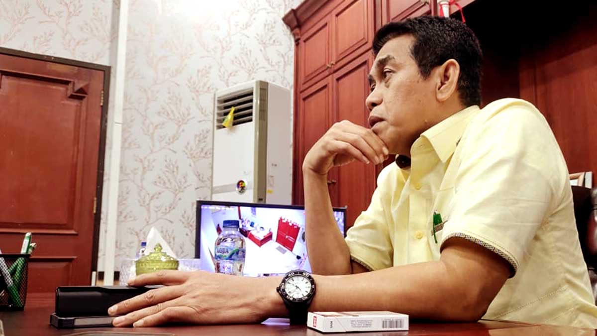 Keterangan foto: Bupati Parigi Moutong, Erwin Burase, saat memberikan keterangan kepada sejumlah wartawan di ruang kerjanya, Kamis (30/10/2025). Foto: Tommy Noho