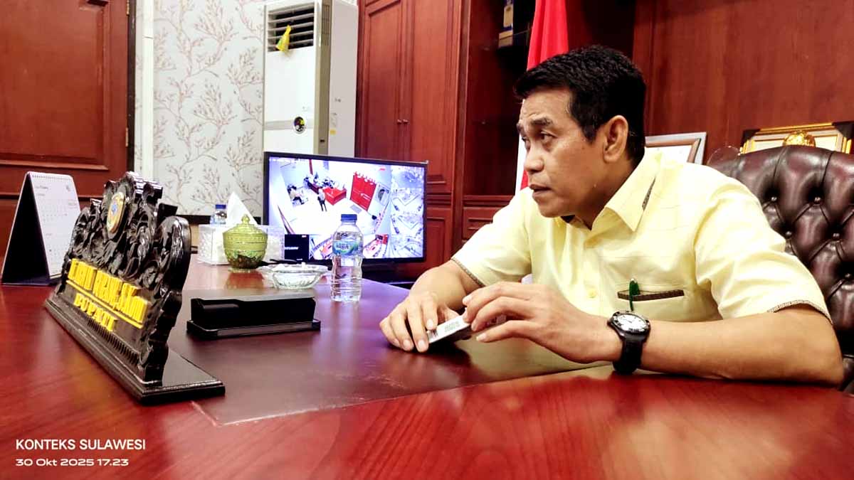 Foto: Tommy Noho. Keterangan foto: Bupati Parigi Moutong, Erwin Burase, saat memberikan keterangan kepada sejumlah wartawan di ruang kerjanya, Kamis (30/10/2025), membahas koordinasi normalisasi Sungai Moutong. Foto: Tommy Noho.