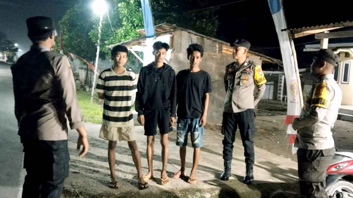 Petugas Polsek Bolano Lambunu saat memberikan pembinaan kepada sejumlah remaja yang kedapatan nongkrong di pinggir jalan dalam kegiatan Patroli Blue Light, Minggu malam (2/11/2025). (Foto: Humas Polsek Bolano Lambunu)