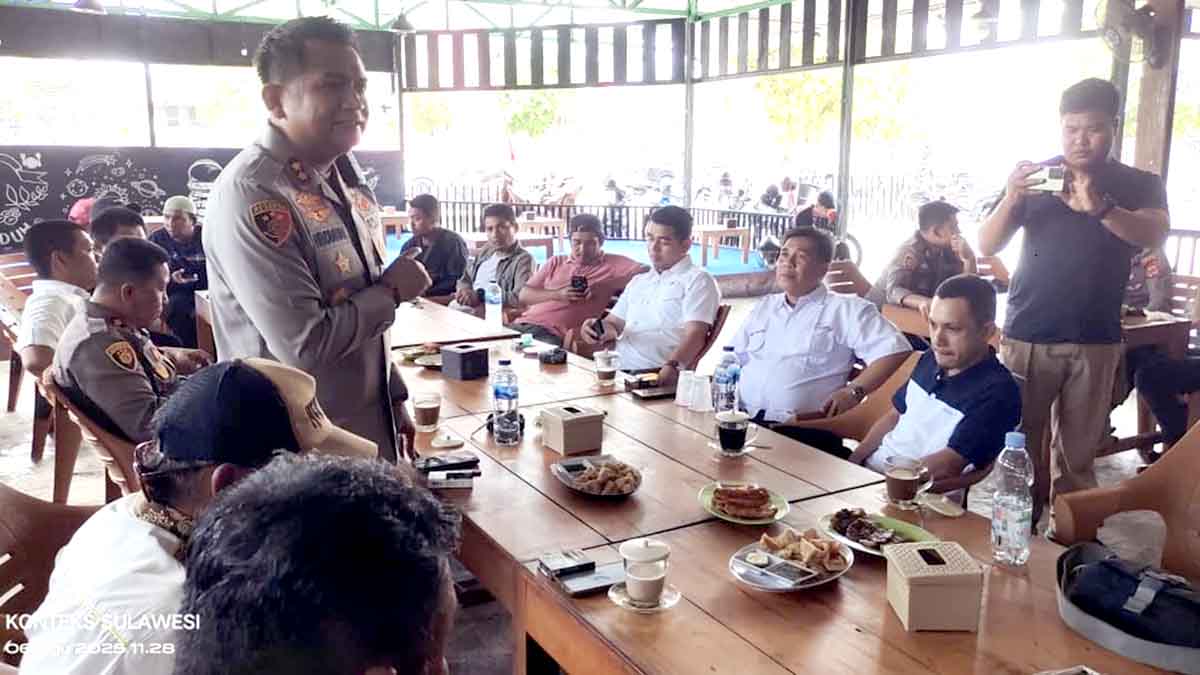 Kapolres Parimo AKBP Dr. Hendrawan A.N (tengah) bersama sejumlah jurnalis lokal saat silaturahmi rutin di Kota Parigi, Selasa (4/11/2025). Pertemuan ini menegaskan komitmen Polres Parimo dalam membangun sinergi dengan insan pers demi transparansi dan stabilitas keamanan daerah. Foto: Tommy Noho