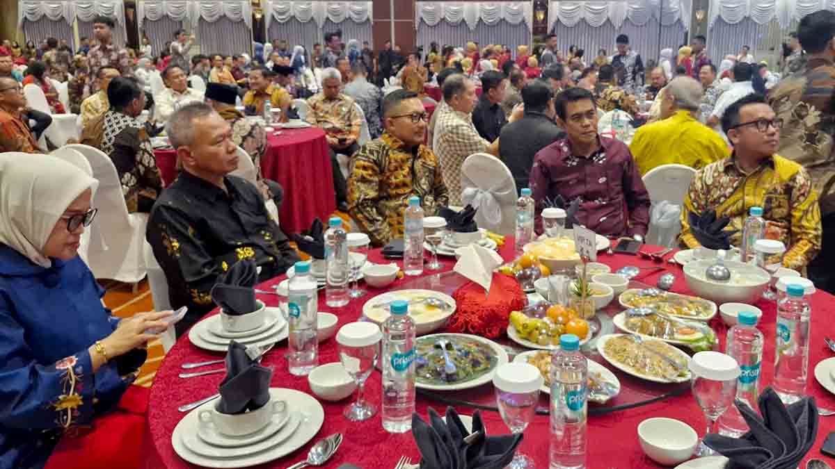 Keterangan Foto: Bupati Parigi Moutong, H. Erwin Burase (kedua kiri), bersama tamu undangan menghadiri malam kenal pamit Kapolda Sulawesi Tengah di Sriti Convention Hall, Palu, Selasa (4/11/2025). Acara tersebut menjadi ajang silaturahmi dan penguatan sinergi antara pemerintah daerah dan aparat kepolisian dalam menjaga stabilitas keamanan di Sulteng. Foto: Diskominfo