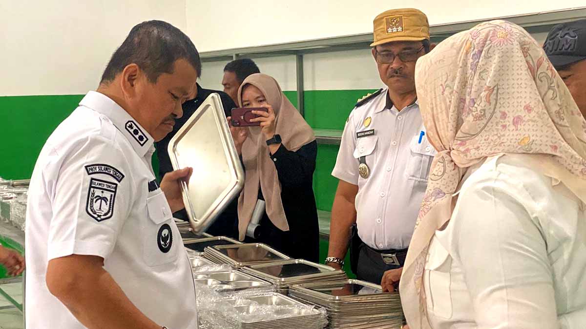 Wakil Bupati Parigi Moutong, Abdul Sahid (kiri), meninjau kelayakan peralatan dapur program Makanan Bergizi Gratis (MBG) di Yayasan Miska Jaya Lambunu, Kecamatan Bolano Lambunu, Rabu (5/11/2025). Peninjauan ini dilakukan untuk memastikan kesiapan operasional dapur sebelum program resmi berjalan. Foto: Diskominfo