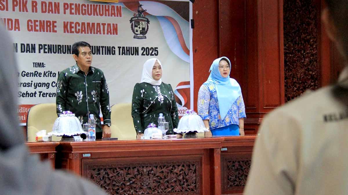 Bupati Parigi Moutong H. Erwin Burase (kiri) didampingi Ketua TP-PKK Kabupaten Parigi Moutong (tengah) dan perwakilan BKKBN Sulawesi Tengah (kanan) saat membuka kegiatan Sosialisasi Pusat Informasi dan Konseling Remaja (PIK-R) serta pengukuhan Ayah Bunda Genre di Aula Lantai II Kantor Bupati Parigi Moutong, Jumat (7/11/2025). Foto: Diskominfo Parimo