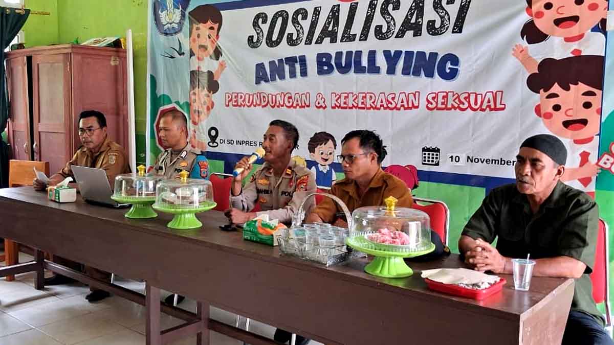 Keterangan Foto: IPTU Abd. Rahim Hambali didampingi Bripka Sutikno saat memberikan sosialisasi bertema “Anti Bullying, Perundungan dan Kekerasan Seksual” di SD Inpres Rajabasar, Desa Lobu, Kecamatan Moutong, Kabupaten Parigi Moutong, Senin (10/11/2025). Turut hadir Kepala Desa Lobu, Kepala Sekolah, dan Ketua Komite Sekolah dalam kegiatan edukatif tersebut. Foto: Humas Polres Parimo