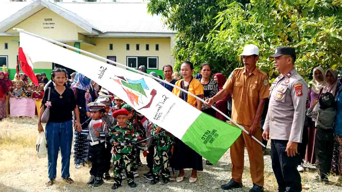 Keterangan Foto: Aiptu Suparlin dari Polsek Tomini bersama Kepala UPTD Pendidikan Kecamatan Tomini melepas peserta karnaval siswa-siswi PAUD se-Kecamatan Tomini dalam rangka memperingati Hari Pahlawan di halaman Kantor UPTD Pendidikan Tomini, Senin (10/11/2025). Foto: Humas Polres Parimo