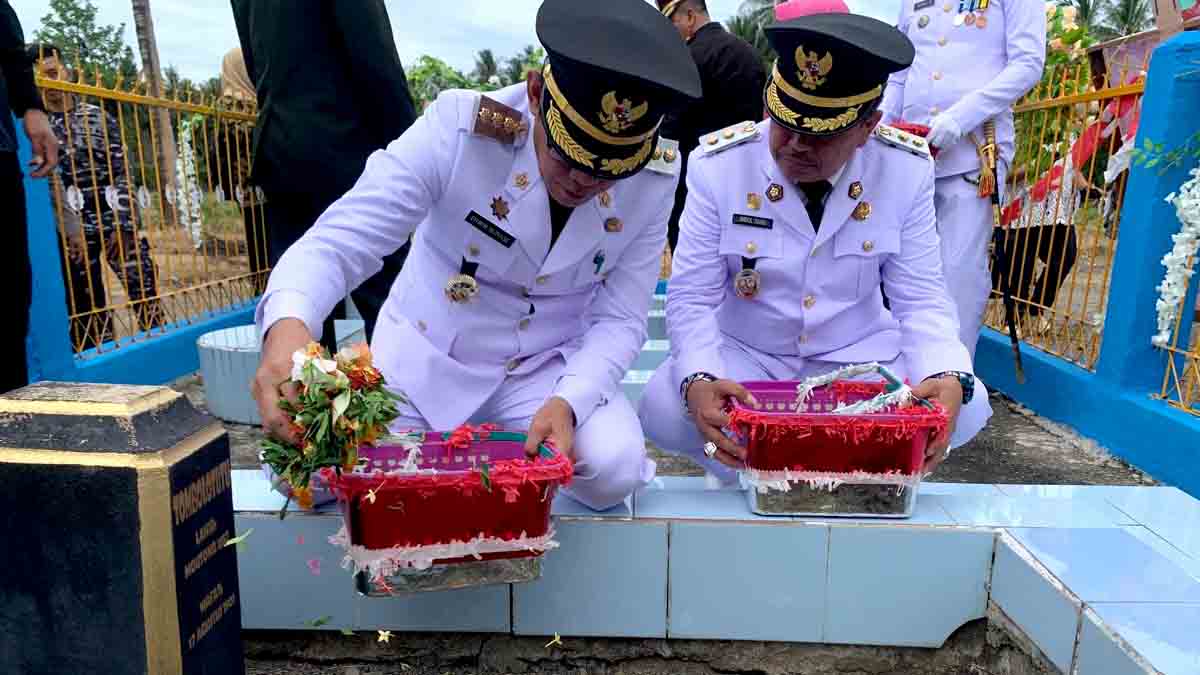 Bupati Parigi Moutong Erwin Burase (kiri) bersama Wakil Bupati Abdul Sahid menabur bunga di pusara Pahlawan Nasional Tombolotutu saat peringatan Hari Pahlawan ke-79 di Taman Makam Pahlawan Tombolotutu, Kecamatan Toribulu, Senin (10/11/2025). Foto: Diskominfo Parimo