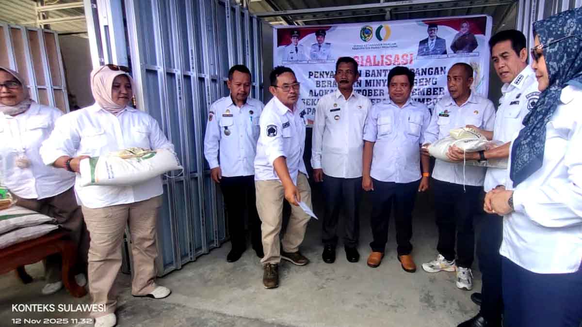 Keterangan Foto: Bupati Parigi Mouotong bersama Sejumlah pejabat Pemerintah menyerahkan bantuan pangan berupa beras dan minyak goreng kepada warga pada kegiatan distribusi pangan di Desa Ogomolos, Kecamatan Mepanga, Rabu (12/11/2025). Kegiatan ini menjadi bagian dari upaya pemerintah menjaga stabilitas harga dan ketersediaan bahan pokok di daerah. Foto: Tommy Noho