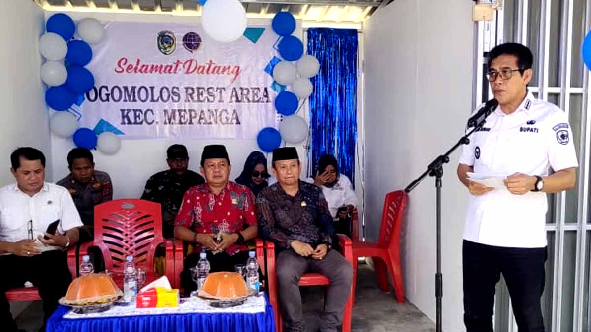 Keterangan Foto: Bupati Parigi Moutong memberikan sambutan saat peresmian Ogomolos Rest Area di Kecamatan Mepanga, disaksikan para pejabat daerah dan tamu undangan, Rabu (12/11/2025). Foto: Tommy Noho