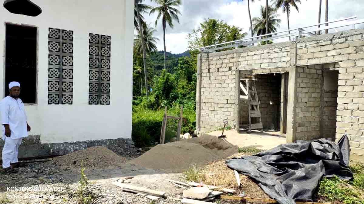 Keterangan Foto: Seorang pengurus masjid melihat progres pembangunan MCK dan tempat wudhu di kompleks Masjid Nurul Shobah, Desa Malanggo Pesisir, Kecamatan Tinombo Selatan. Fasilitas tersebut dibangun melalui bantuan Pokir anggota DPRD Parigi Moutong, Fathia. Foto: Tommy Noho