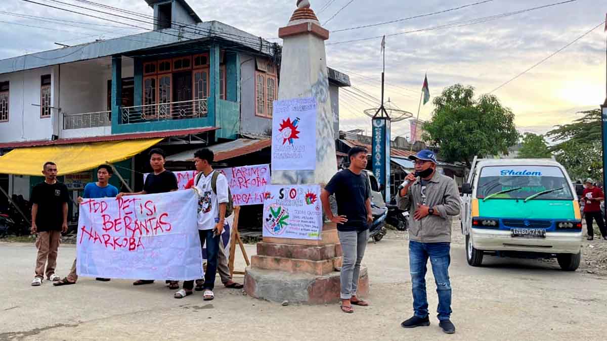 Keterangan Foto: Para pemuda dan tokoh masyarakat Desa Kotaraya, Kecamatan Mepanga, saat menyatakan komitmen bersama dalam gerakan pemberantasan narkoba di Parigi Moutong. Foto: Ist