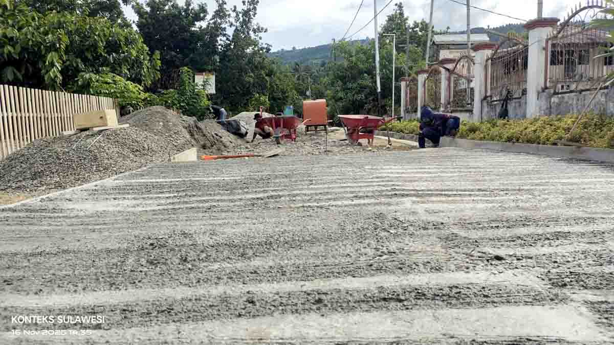 Keterangan Foto: Pekerja tengah merampungkan pembangunan rabat beton jalan lingkar Desa Sigega Bersehati, Kecamatan Tinombo Selatan, Parigi Moutong. Proyek akses desa yang dikerjakan secara bertahap ini sudah mendekati penyelesaian dan diharapkan memperlancar mobilitas warga. (Foto: Konteks Sulawesi)