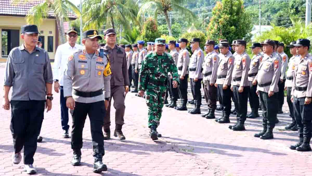 Keterangan Foto: Sejumlah personel Polres Parigi Moutong mengikuti Apel Gelar Pasukan Operasi Zebra Tinombala 2025, sementara pimpinan kepolisian dan unsur TNI melakukan pemeriksaan pasukan di halaman Mapolres Parimo. Suasana apel berlangsung tertib dengan barisan personel yang siap diterjunkan dalam operasi lalu lintas. Foto: Humas Polres Parimo.
