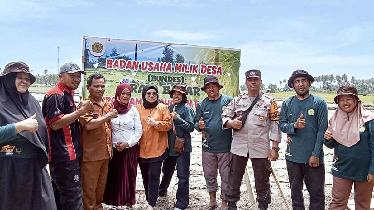 Keterangan Foto: Sejumlah perangkat desa, anggota PKK, perwakilan kepolisian, dan pengurus Bumdes Raja Basar Desa Lobu berpose bersama usai kegiatan tanam padi serentak di Kecamatan Moutong, Parigi Moutong. Kegiatan ini menjadi langkah desa dalam memperkuat ketahanan pangan lokal. Foto: Ist.