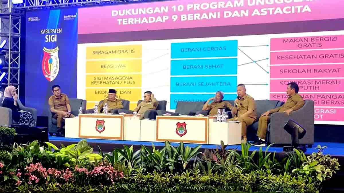 Keterangan Foto: Bupati Kabupaten Parigi Moutong Erwin Burase bersama Para pejabat Pemerintah lainnya se-Sulawesi Tengah bersama moderator mengikuti sesi diskusi dalam Rapat Koordinasi dan Evaluasi Program Unggulan Daerah berbasis 9 Berani dan Astacita. Latar belakang panggung menampilkan pemetaan program prioritas seperti pendidikan, kesehatan, ekonomi, dan ketahanan pangan yang menjadi fokus sinkronisasi kebijakan daerah. Foto Diskominfo
