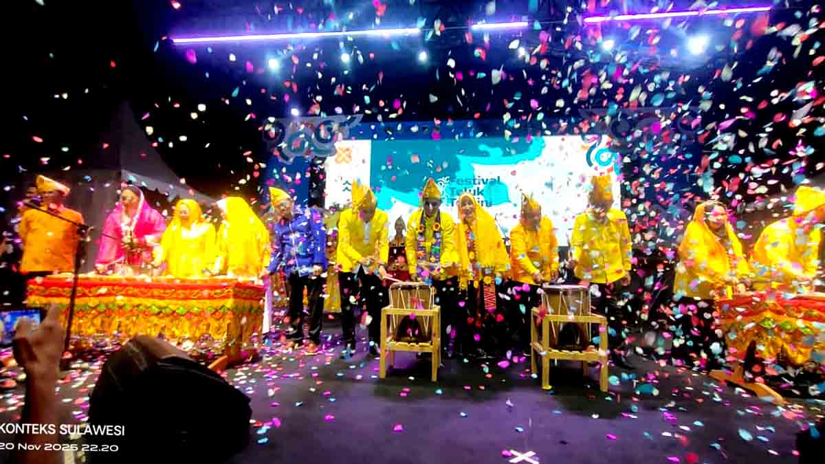 Keterangan Foto: Para pejabat daerah dan tamu kehormatan tampil kompak dalam balutan busana adat berwarna cerah saat menabuh alat musik tradisional sebagai tanda dibukanya Festival Teluk Tomini 2025. Panggung utama langsung pecah oleh semburan konfeti warna-warni, menandai dimulainya perayaan budaya dan bahari terbesar di Parigi Moutong. Foto: Tommy Noho