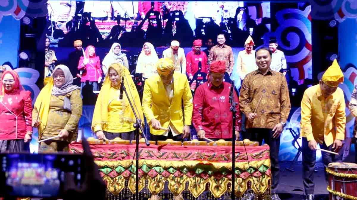 Keterangan Foto: Para pejabat daerah bersama tamu kehormatan menabuh alat musik tradisional sebagai simbol resmi penutupan Festival Teluk Tomini 2025 di Parigi Moutong. Mereka tampil dengan busana adat berwarna cerah di atas panggung yang dihias ornamen budaya, disaksikan ribuan warga yang memadati arena acara. Foto: DN