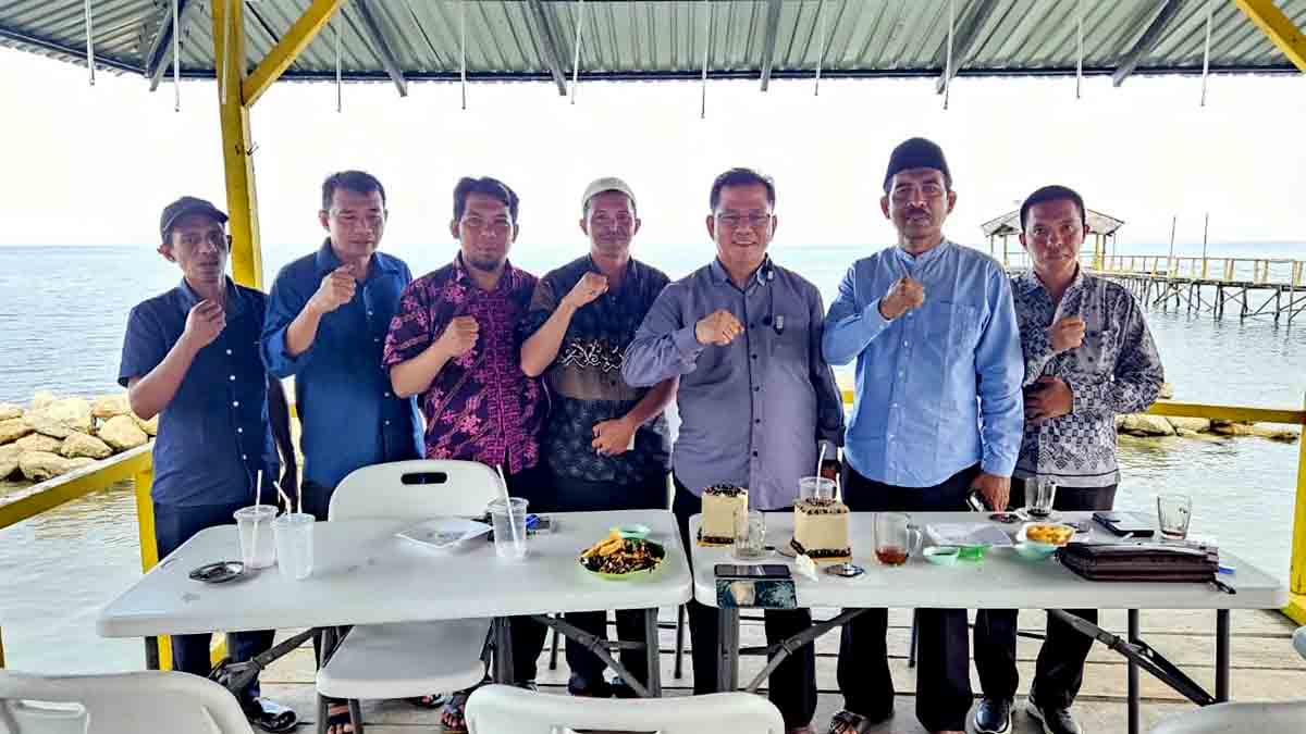 Keterangan Foto: Ketua DPW Asosiasi Penghulu Republik Indonesia (APRI) Sulawesi Tengah, Isram Said Lolo, bersama Ketua APRI Kabupaten Morowali, Suhardin Alaudin, dan jajaran pengurus berfoto usai menggelar pertemuan konsolidasi di Morowali. Pertemuan ini menjadi momentum penting untuk memantapkan arah organisasi menjelang agenda besar APRI tahun 2026, di mana penguatan internal menjadi fokus utama pembahasan. Foto: Tommy Noho