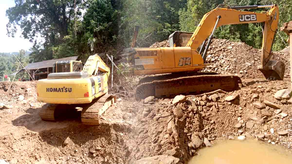 Alat berat jenis ekskavator yang diduga milik Wahyu seorang Cukong Asal Sulawesi Selatan digunakan dalam aktivitas tambang ilegal terlihat beroperasi di area hulu Sungai Tirtanagaya, Kecamatan Bolano Lambunu, Parigi Moutong. Kondisi tanah yang tergerus dan genangan air keruh tampak jelas di lokasi tersebut. (Foto: Tommy Noho)