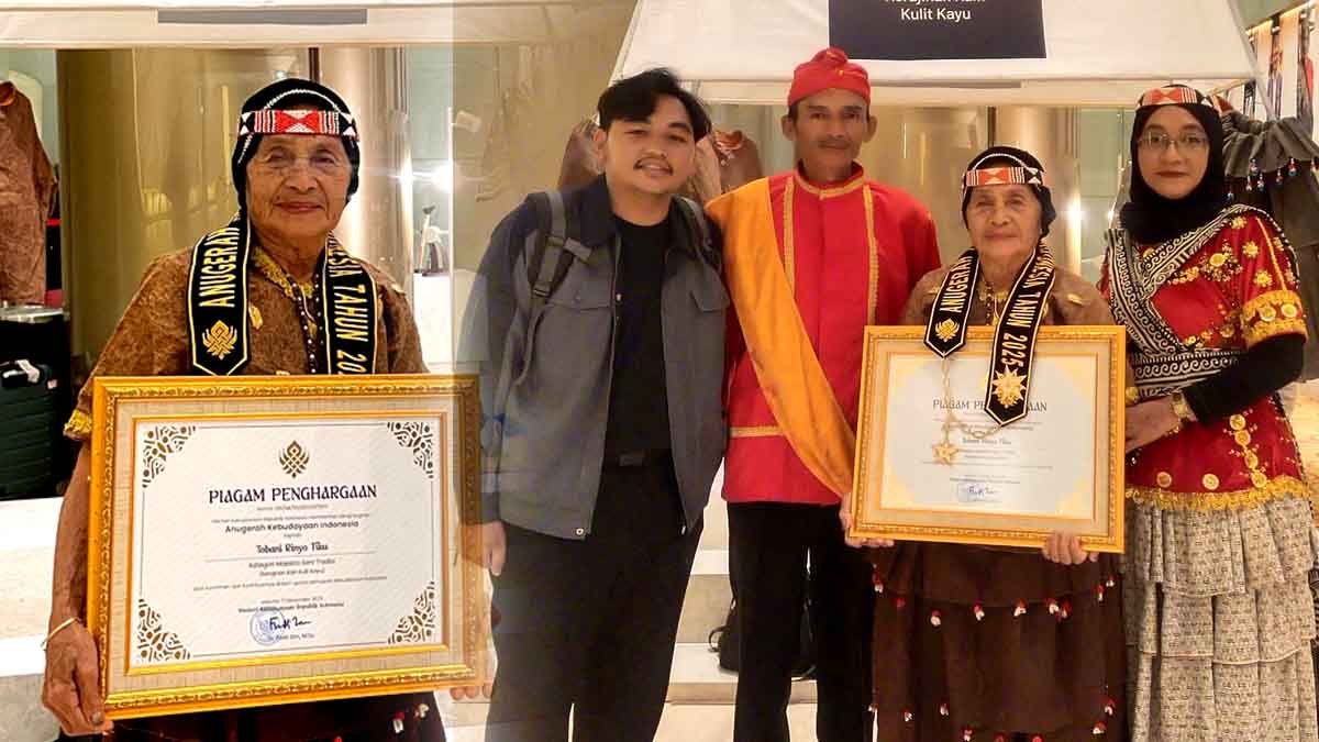 Keterangan Foto: Ina Tobani Rinyo Tiku (kiri dan kanan foto) memperlihatkan piagam penghargaan Maestro Seni Tradisi dari Anugerah Kebudayaan Indonesia 2025. Maestro kain kulit kayu asal Lembah Kulawi, Sulawesi Tengah, itu didampingi anak perempuanya Mulvida Tiku saat menerima pengakuan negara atas pengabdiannya melestarikan tradisi kain kulit kayu yang diwariskan lintas generasi. Foto: Amar.
