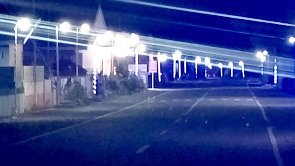 Keterangan Foto: Lampu jalan berwarna biru menerangi ruas jalan trans Desa Sidoan, Kecamatan Sidoan, Kabupaten Parigi Moutong, Sulawesi Tengah. Penerangan yang dipasang pemerintah desa sejak September 2024 ini bertujuan meningkatkan keamanan dan kenyamanan warga saat beraktivitas pada malam hari, sekaligus menekan risiko kecelakaan dan gangguan keamanan di kawasan tersebut. Foto: Iskandar