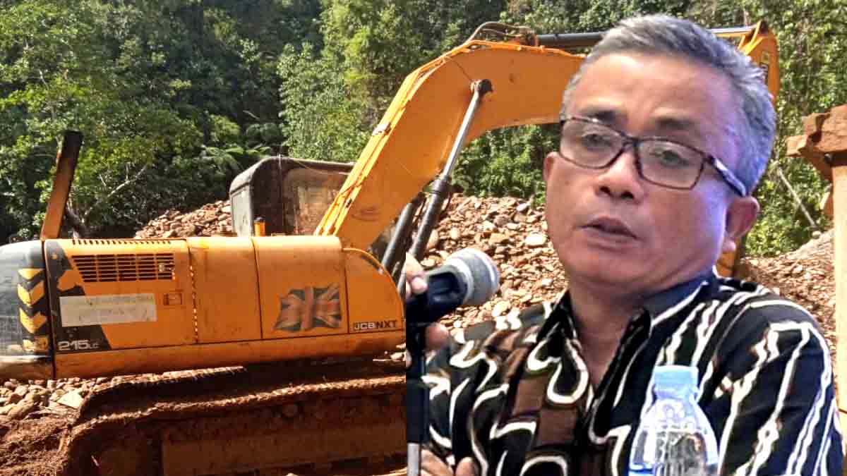 Keterangan Foto: Mantan Ketua Dewan Daerah Walhi Sulteng, Dedi Askary, dengan latar belakang alat berat yang tengah beroperasi di area galian. Foto ini menggambarkan situasi aktivitas pengerukan tanah yang dikaitkan dengan persoalan penambangan di wilayah Parimo. Foto: Dok Konteks Sulawesi