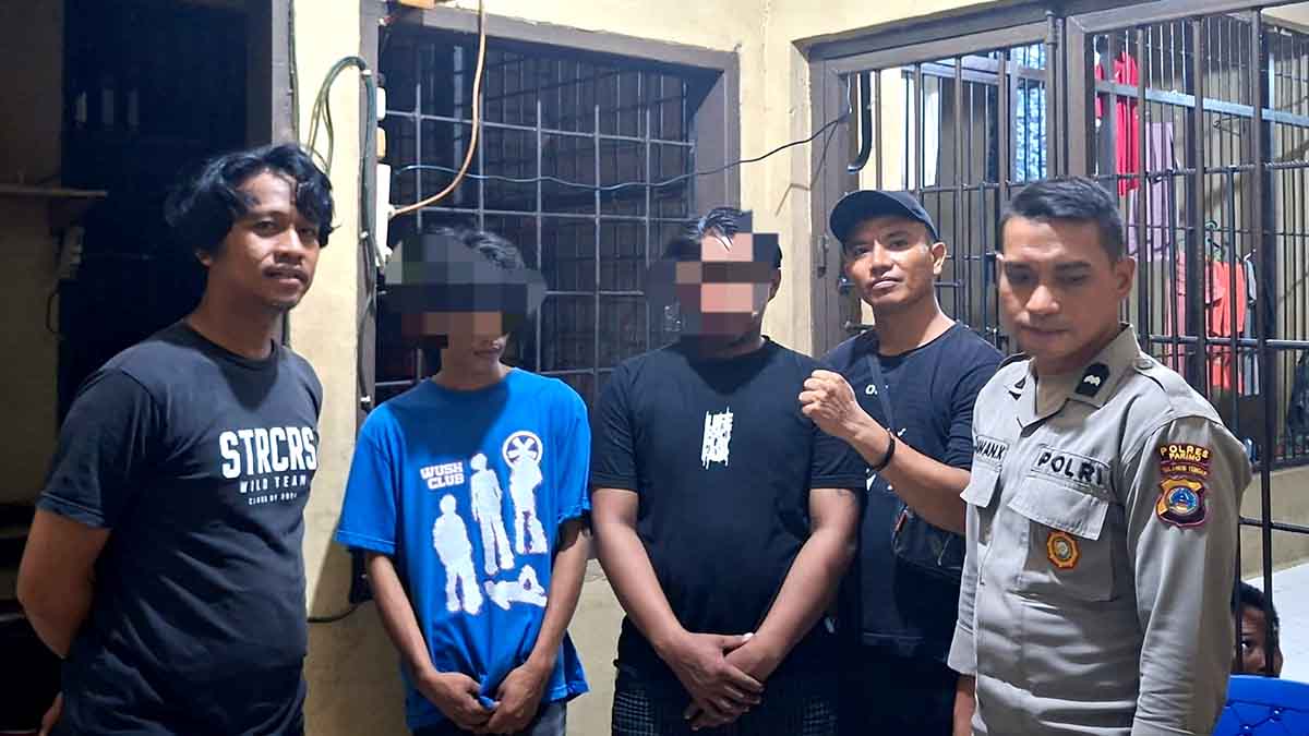 Dua terduga pengedar sabu berinisial YA (24) dan AL (25) diamankan di Mapolres Parigi Moutong usai ditangkap di Desa Sausu Taliabo. Keduanya mengaku mendapatkan pasokan barang haram tersebut dari jaringan di Kota Palu. (Foto: Dok. Polres Parimo)