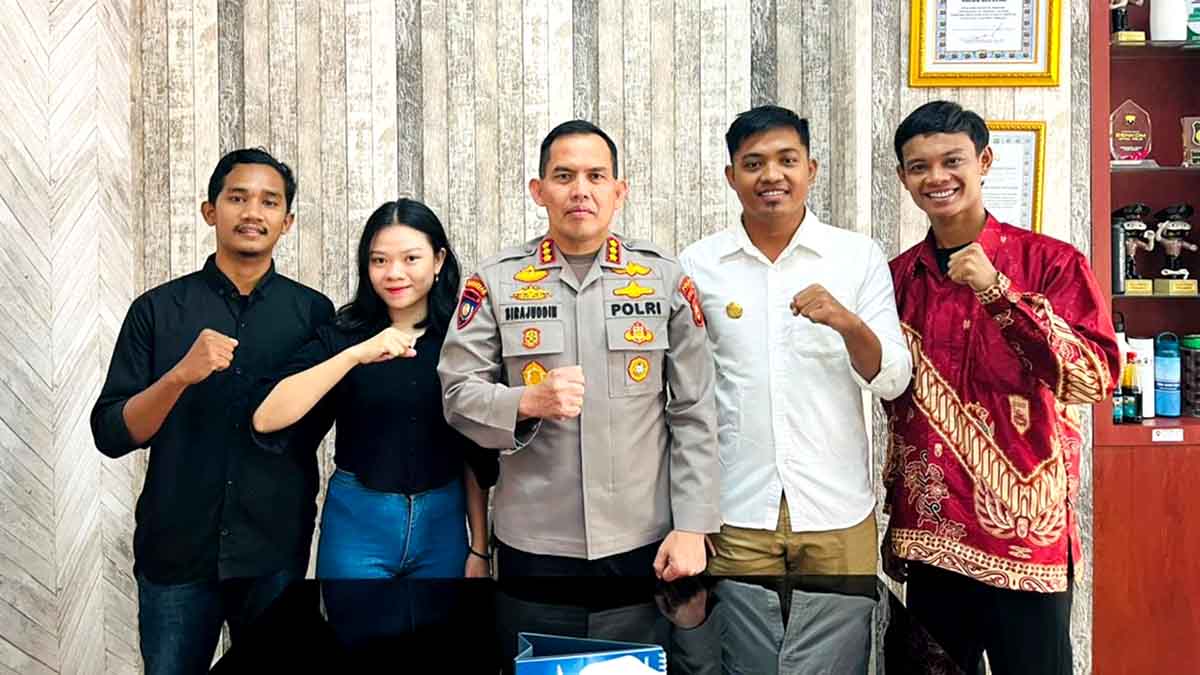Sejumlah pengurus KIPAN Sulawesi Tengah berpose bersama Kombes Pol Dr. Sirajuddin Ramly.,S.H.,M.H. Dirbinmas Polda Sulteng, dalam sesi foto seusai agenda silaturahmi dan dialog penguatan sinergi pencegahan narkoba di Palu. Foto: Ist.