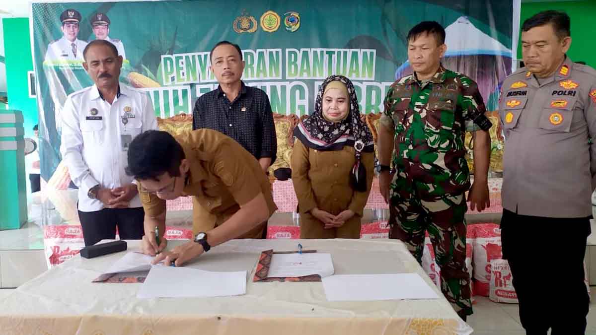 Keterangan Foto: Kepala daerah Parigi Moutong Erwin Burase menandatangani dokumen serah terima bantuan benih jagung dan alat mesin pertanian (alsintan), disaksikan pejabat pemerintah daerah serta unsur TNI–Polri di Aula Dinas TPHP Parigi Moutong. Foto: Diskominfo