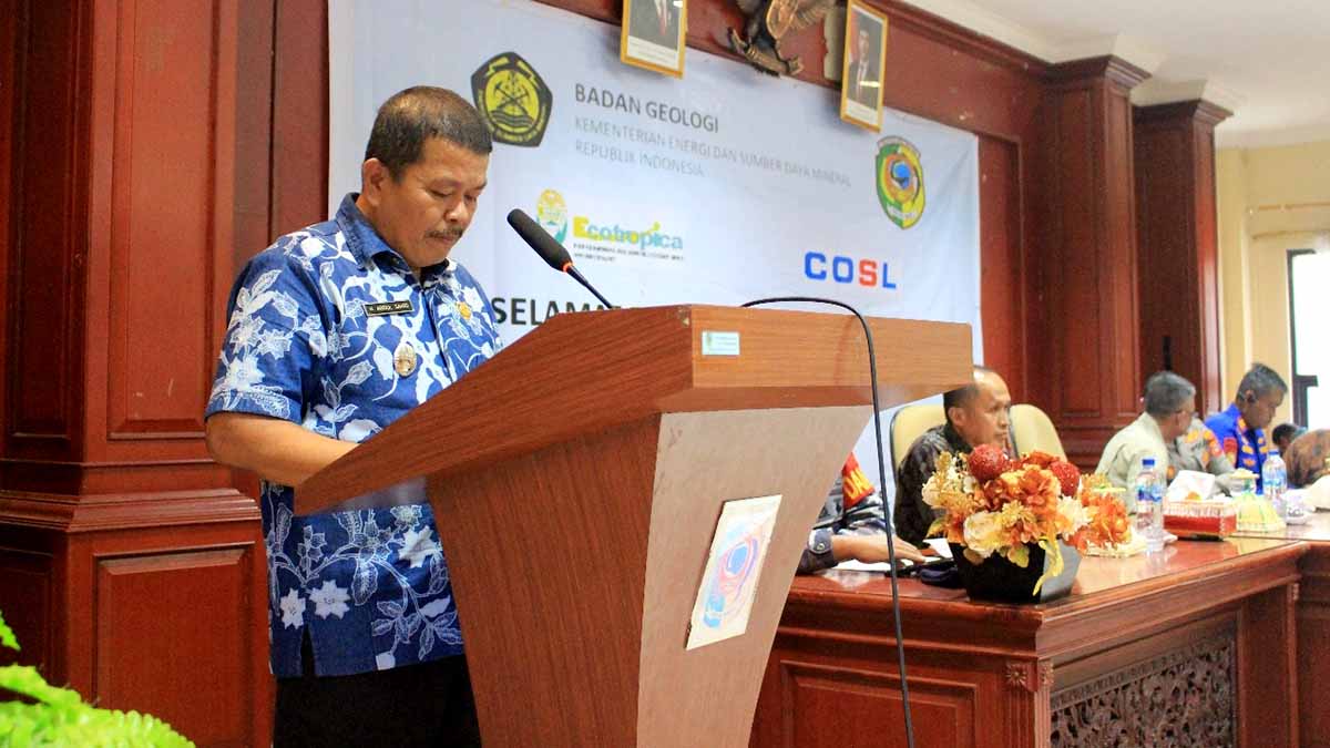 Keterangan Foto: Wakil Bupati Parigi Moutong H. Abdul Sahid, S.Pd, menyampaikan sambutan saat membuka Sosialisasi Survei Seismik 3D Gorontalo Offshore di Perairan Teluk Tomini, yang digelar di Lantai II Kantor Bupati Parigi Moutong, Kamis (11/12/2025). (Foto: Diskominfo Parimo)